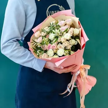 ЦВЕТНИК ЦВЕТЫ И ПОДАРКИ Букет нежных кустовых роз c альстромерией