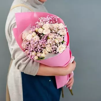 ЦВЕТНИК ЦВЕТЫ И ПОДАРКИ Букет с кустовой розой и гипсофилой в розовых цветах