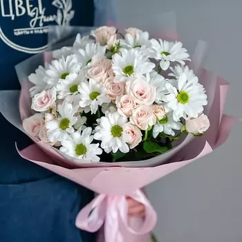 ЦВЕТНИК ЦВЕТЫ И ПОДАРКИ Букет с кустовой розой и кустовой хризантемой