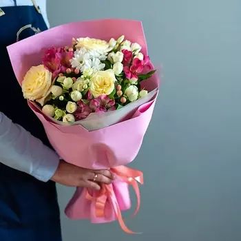 ЦВЕТНИК ЦВЕТЫ И ПОДАРКИ Букет в нежных тонах с альстромерией кустовой и одноголовой розой