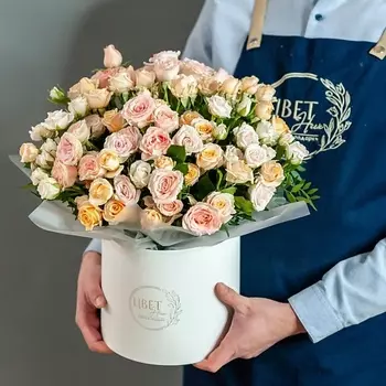 ЦВЕТНИК ЦВЕТЫ И ПОДАРКИ Кустовая роза в шляпной коробке размер XL