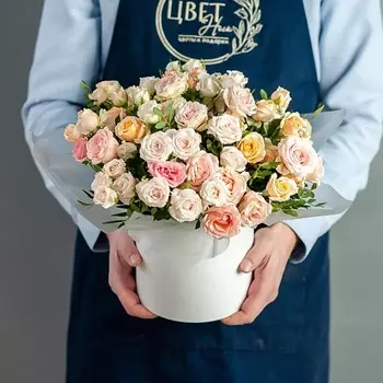 ЦВЕТНИК ЦВЕТЫ И ПОДАРКИ Кустовая роза в шляпной коробке Размер М