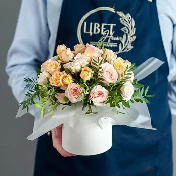 ЦВЕТНИК ЦВЕТЫ И ПОДАРКИ Кустовая роза в шляпной коробке размер S