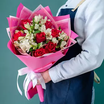 ЦВЕТНИК ЦВЕТЫ И ПОДАРКИ Малиновые розы с альстромерией