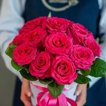 ЦВЕТНИК ЦВЕТЫ И ПОДАРКИ Малиновые розы в шляпной коробке