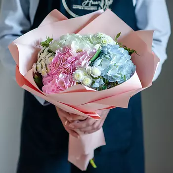 ЦВЕТНИК ЦВЕТЫ И ПОДАРКИ Микс гортензии с сантини в нежном оформлении