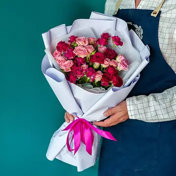 ЦВЕТНИК ЦВЕТЫ И ПОДАРКИ Микс кустовых роз в розовых тонах