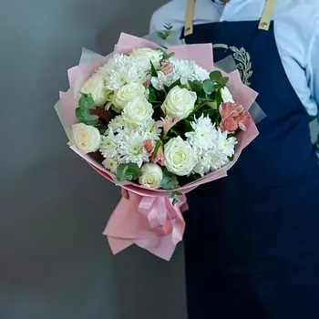 ЦВЕТНИК ЦВЕТЫ И ПОДАРКИ Нежный букет в розовом оформлении