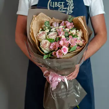 ЦВЕТНИК ЦВЕТЫ И ПОДАРКИ Розовые розы Эквадор с альстромерией в оформлении