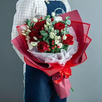 ЦВЕТНИК ЦВЕТЫ И ПОДАРКИ Сборный букет с красной розой, эустомой и эвкалиптом