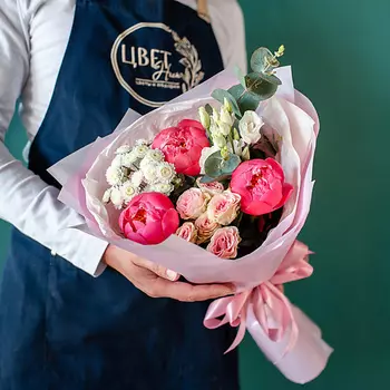 ЦВЕТНИК ЦВЕТЫ И ПОДАРКИ Сборный букет с пионами корал шарм