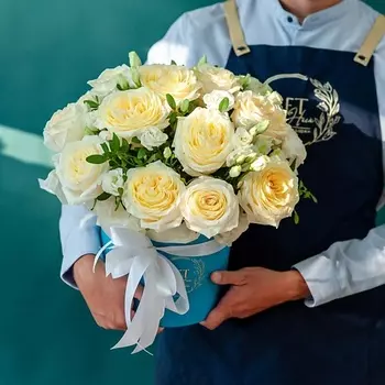 ЦВЕТНИК ЦВЕТЫ И ПОДАРКИ Шляпная коробка с садовой розой с лизиантусом