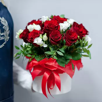 ЦВЕТНИК ЦВЕТЫ И ПОДАРКИ Шляпная коробка с розой и лизиантусом