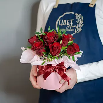 ЦВЕТНИК ЦВЕТЫ И ПОДАРКИ Шляпная коробка с красной розой