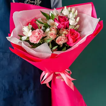 ЦВЕТНИК ЦВЕТЫ И ПОДАРКИ Яркий букет с малиновой розой и лизиантусом