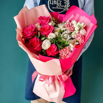 ЦВЕТНИК ЦВЕТЫ И ПОДАРКИ Яркий букет с малиновыми розами