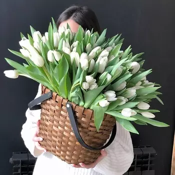 ЦВЕТОЧНЫЙ БАР LOFТ Корзина белых тюльпанов 101 шт