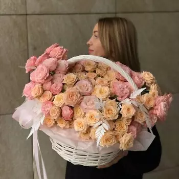 ЦВЕТОЧНЫЙ БАР LOFТ Корзина кустовых роз