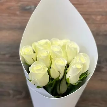 ЦВЕТЫ ДЛЯ ВАС Букет из 11 белых роз 25 см 50 см в упаковке