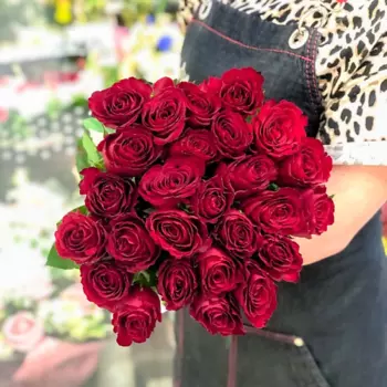 ЦВЕТЫ ДЛЯ ВАС Букет из 25 красных роз (Кения) 35 см 50 см