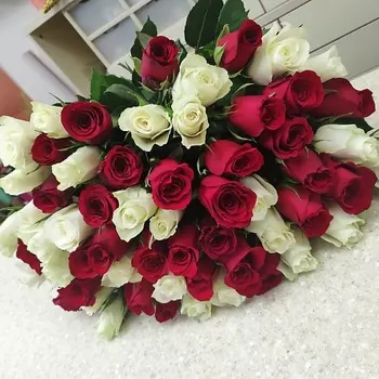 ЦВЕТЫ ДЛЯ ВАС Букет из 35 красных и белых роз (Кения) 40 см 50 см