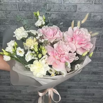 ЦВЕТЫ ПЕРМИ Букет французских розовых роз, эустомы и диантусов