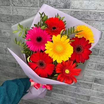 ЦВЕТЫ ПЕРМИ Букет из 7 гербер с зеленью