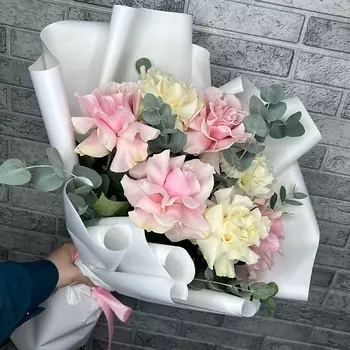 ЦВЕТЫ ПЕРМИ Букет из белых и розовых французских роз с эвкалиптом