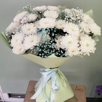 ЦВЕТЫ ПЕРМИ Букет кустовых хризантем с гипсофилой