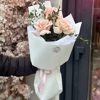 DARI ЦВЕТЫ Букет из французских роз с эвкалиптом