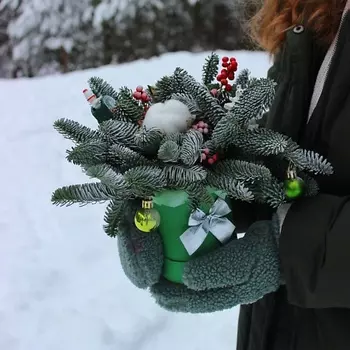 DARI ЦВЕТЫ Композиция новогодняя в шляпной коробке