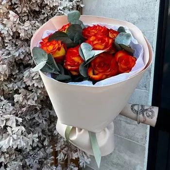 DARI ЦВЕТЫ Монобукет из роз с эвкалиптом