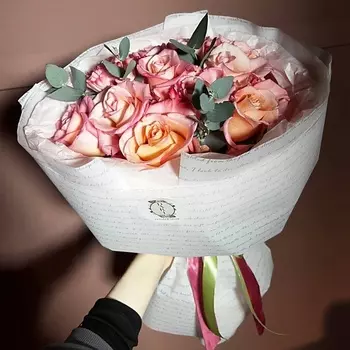 DARI ЦВЕТЫ Монобукет из роз с эвкалиптом