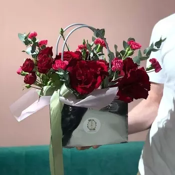 DARI ЦВЕТЫ Сборная композиция в сумке