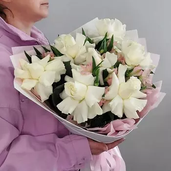 DOLCE LA VITA "Ванилька" Букет из 7 роз и 4 альстромерий