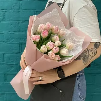 ДОМ ЦВЕТОВ АННЫ БАКАЛОВОЙ Букет из 15 бело розовых пионовидных тюльпанов