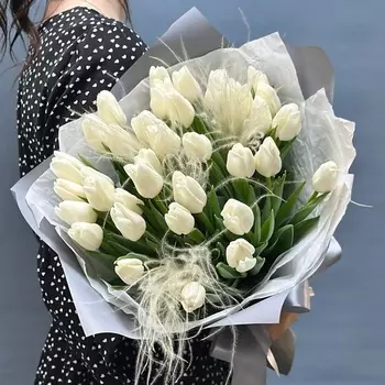 ДОМ ЦВЕТОВ АННЫ БАКАЛОВОЙ Букет некрупных белых тюльпанов со стифой