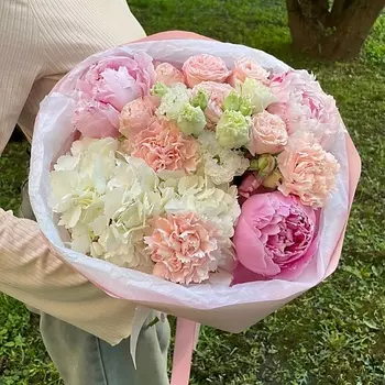 ELEVEN FLOWERS Ажурный букет из пионов, гортензии и пионовидных роз (маленький)