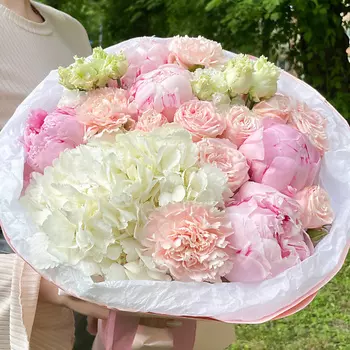 ELEVEN FLOWERS Ажурный букет из пионов, гортензии и пионовидных роз (большой)