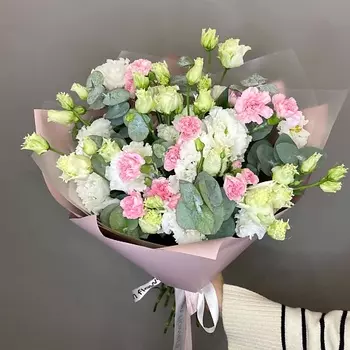 ELEVEN FLOWERS Букет Нежная эустома с кустовыми диантусами