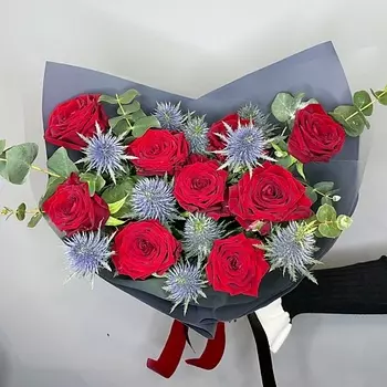 ELEVEN FLOWERS Готический букет с красными розами