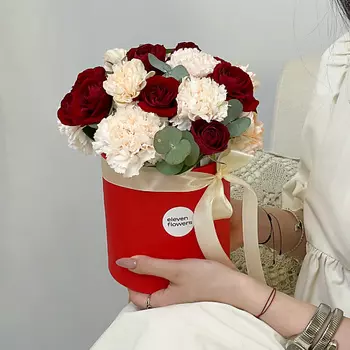 ELEVEN FLOWERS Композиция из красных роз и диантусов