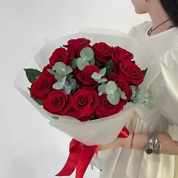 ELEVEN FLOWERS Красные розы с эвкалиптом