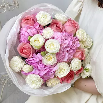 ELEVEN FLOWERS Микс из пионовидных роз и гортензий