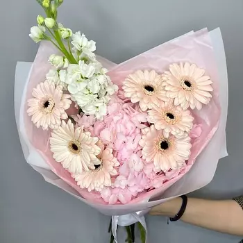 ELEVEN FLOWERS Весенний букет с пышной гортензией и нежными герберами