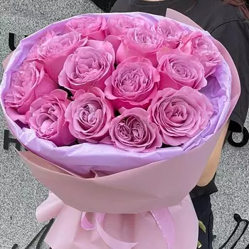 FLORES 15 пионовидных пышных розовых роз QUEENS CROWN в упаковке