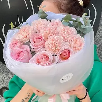 FLORES Нежный букет из кремовых гвоздик и пионовидных роз