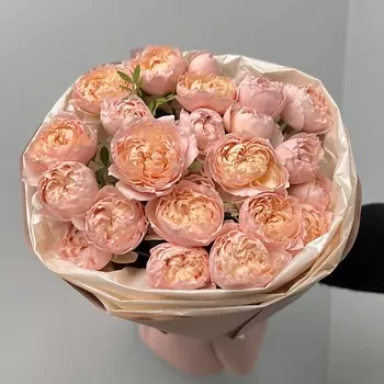 FLORES Персиковые кустовые пионовидные розы Джульетт в упаковке