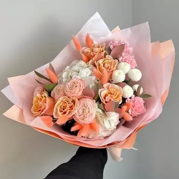 FLORES Персиковые пионовидные розы с диантусами и гортензией