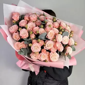 FLORES Шикарные пионовидные кустовые розы с эвкалиптом в пышном букете (9 шт)